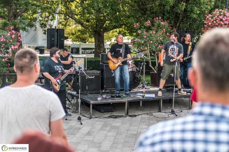 Keleti Front a sétálóban - fotó Kohut Árpád