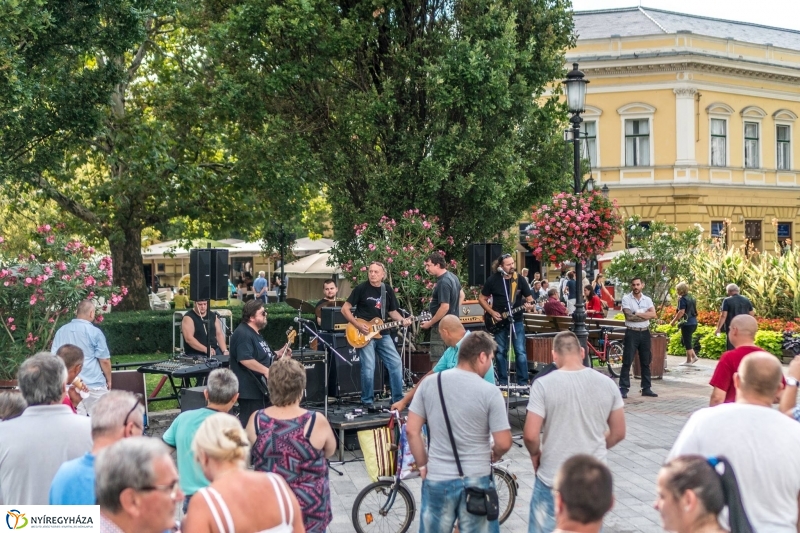 Keleti Front a sétálóban - fotó Kohut Árpád
