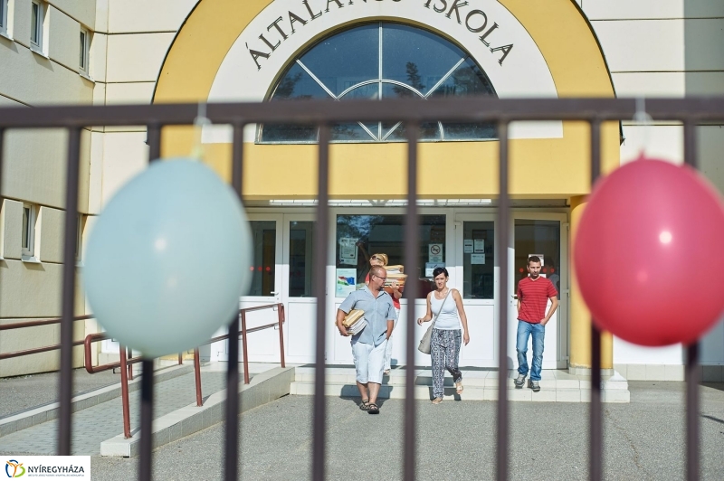 Ingyenes tanszercsomag a Petőfi suliban - fotó Szarka Lajos