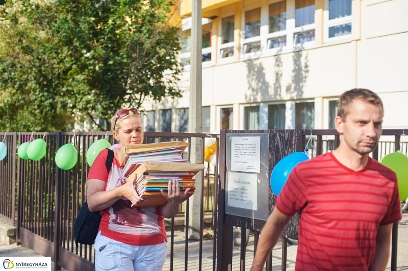 Ingyenes tanszercsomag a Petőfi suliban - fotó Szarka Lajos