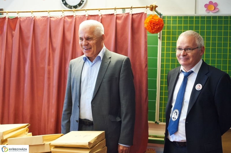 Ingyenes tanszercsomag a Petőfi suliban - fotó Szarka Lajos