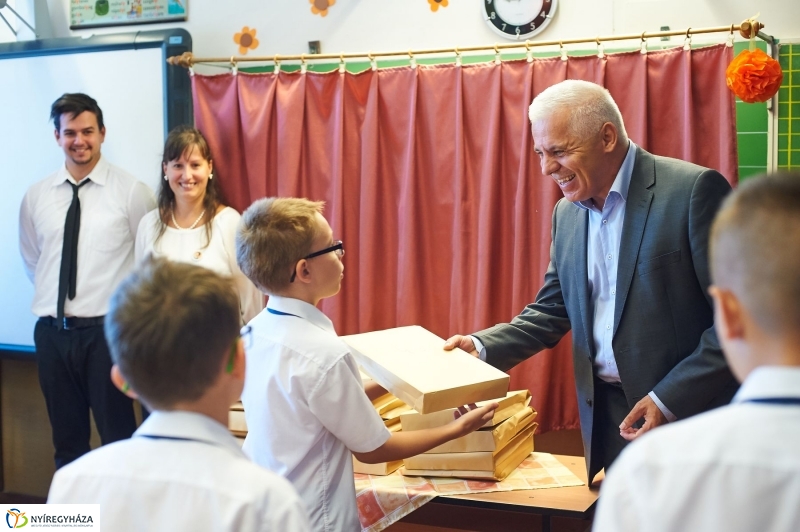 Ingyenes tanszercsomag a Petőfi suliban - fotó Szarka Lajos