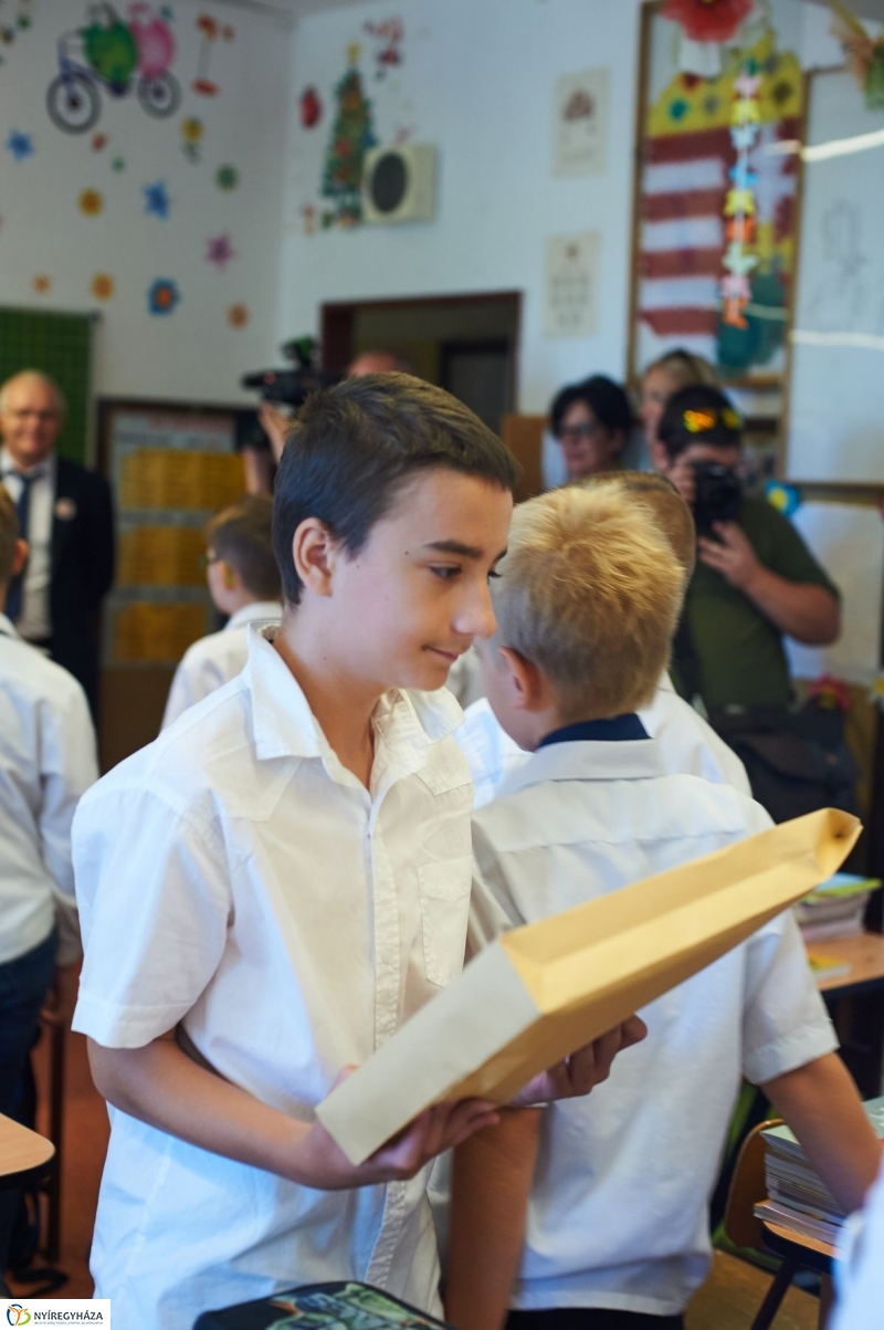 Ingyenes tanszercsomag a Petőfi suliban - fotó Szarka Lajos