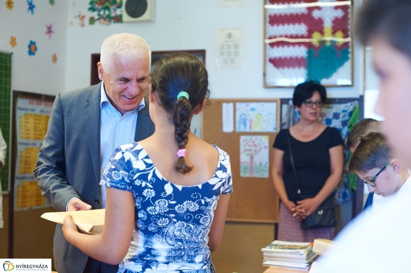 Ingyenes tanszercsomag a Petőfi suliban - fotó Szarka Lajos