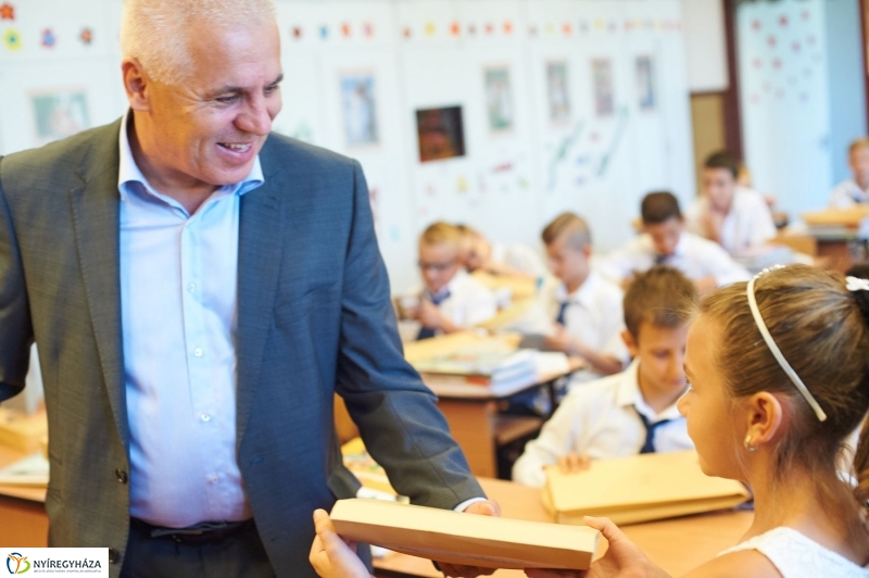 Ingyenes tanszercsomag a Petőfi suliban - fotó Szarka Lajos