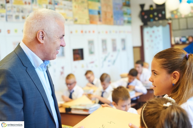 Ingyenes tanszercsomag a Petőfi suliban - fotó Szarka Lajos