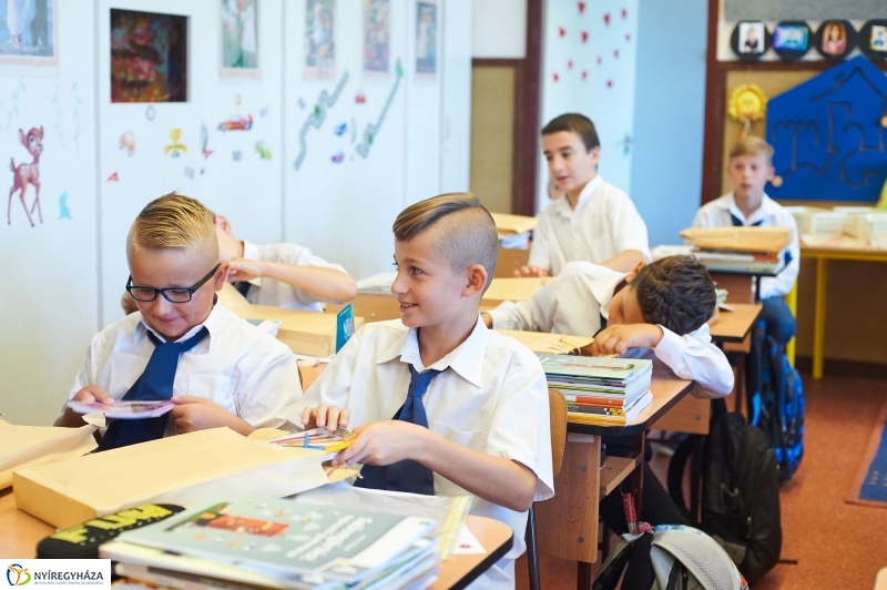 Ingyenes tanszercsomag a Petőfi suliban - fotó Szarka Lajos