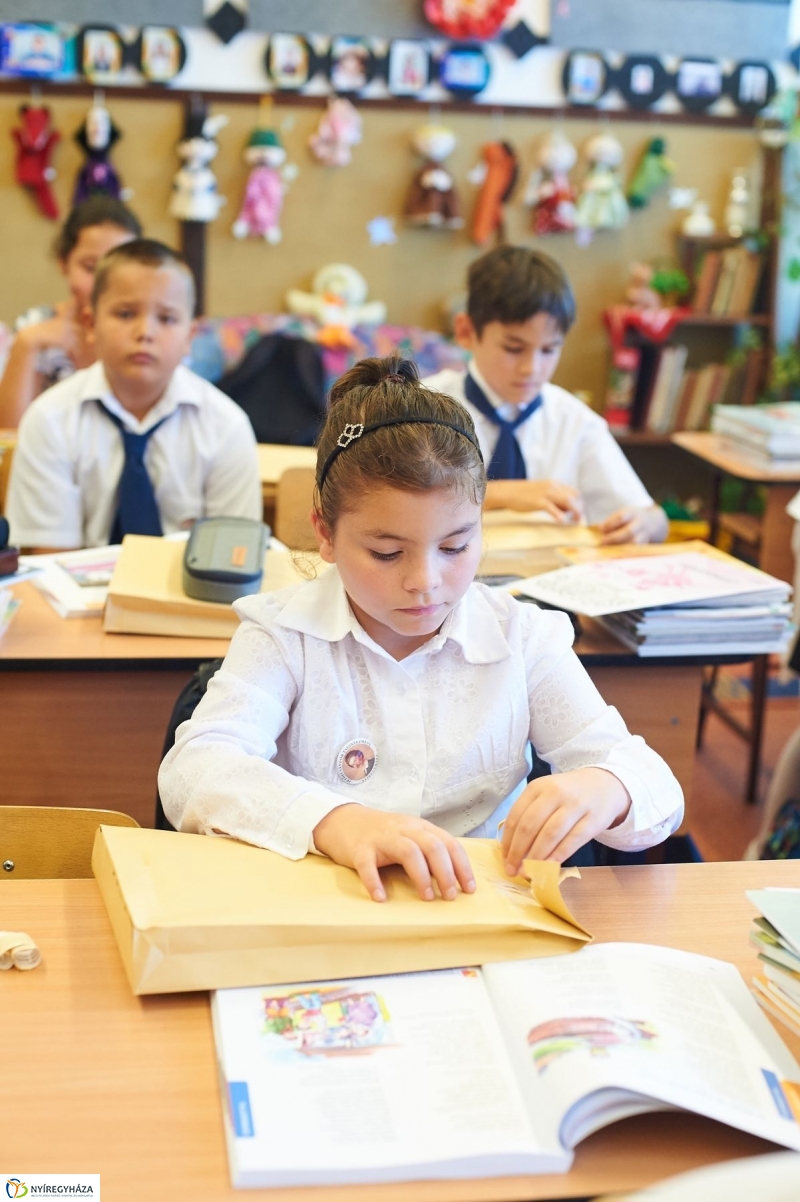 Ingyenes tanszercsomag a Petőfi suliban - fotó Szarka Lajos