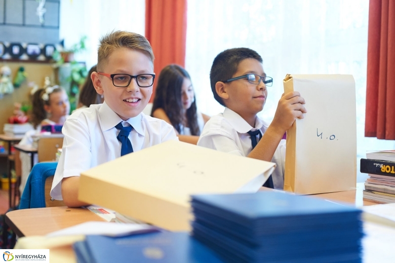 Ingyenes tanszercsomag a Petőfi suliban - fotó Szarka Lajos