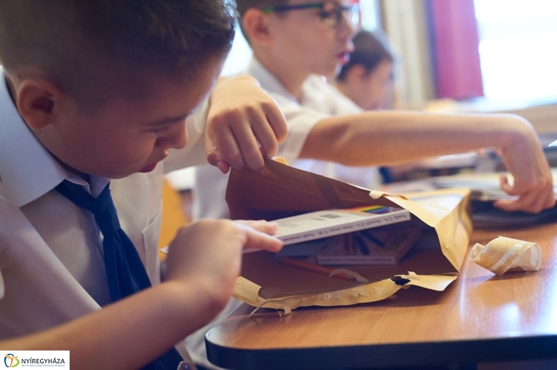 Ingyenes tanszercsomag a Petőfi suliban - fotó Szarka Lajos