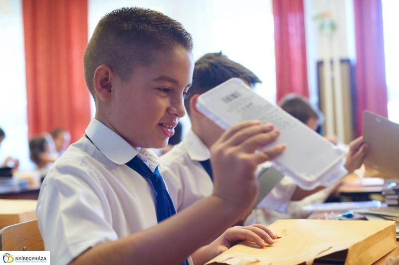 Ingyenes tanszercsomag a Petőfi suliban - fotó Szarka Lajos