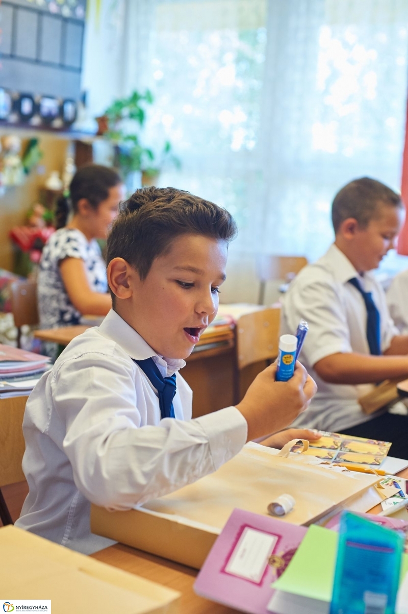 Ingyenes tanszercsomag a Petőfi suliban - fotó Szarka Lajos