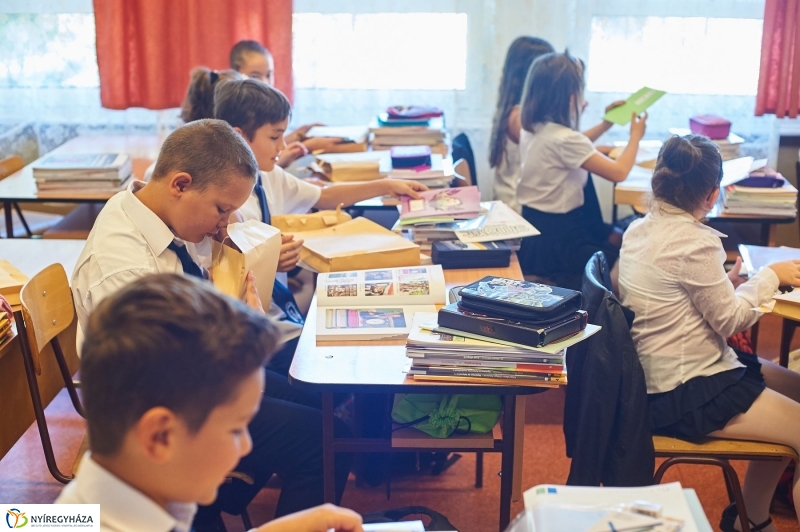 Ingyenes tanszercsomag a Petőfi suliban - fotó Szarka Lajos
