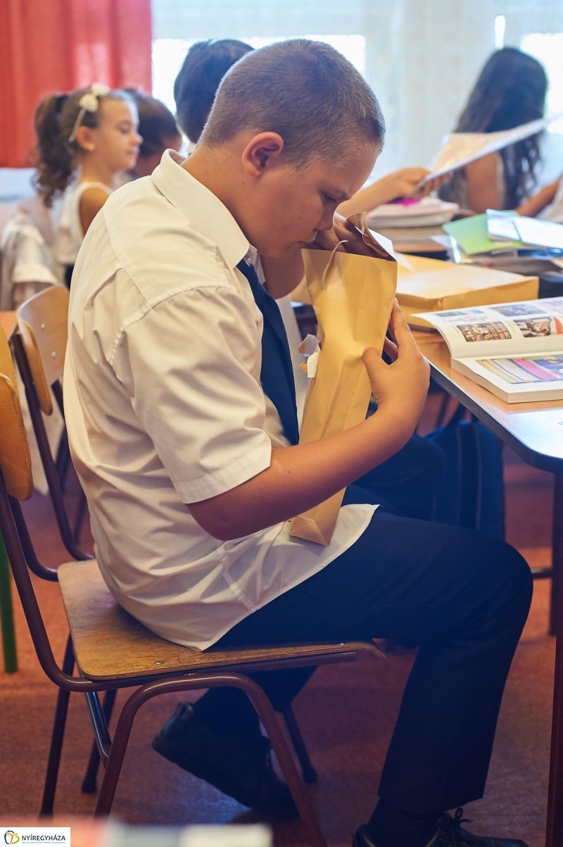 Ingyenes tanszercsomag a Petőfi suliban - fotó Szarka Lajos