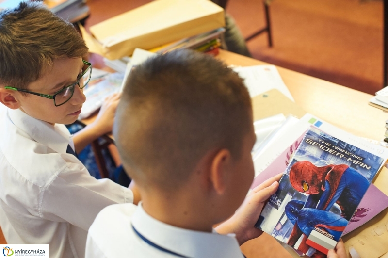 Ingyenes tanszercsomag a Petőfi suliban - fotó Szarka Lajos