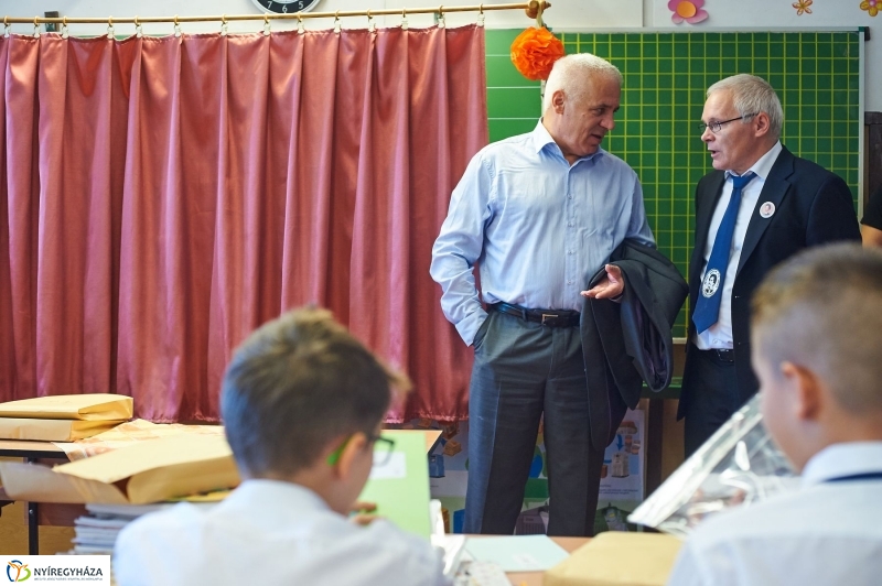 Ingyenes tanszercsomag a Petőfi suliban - fotó Szarka Lajos