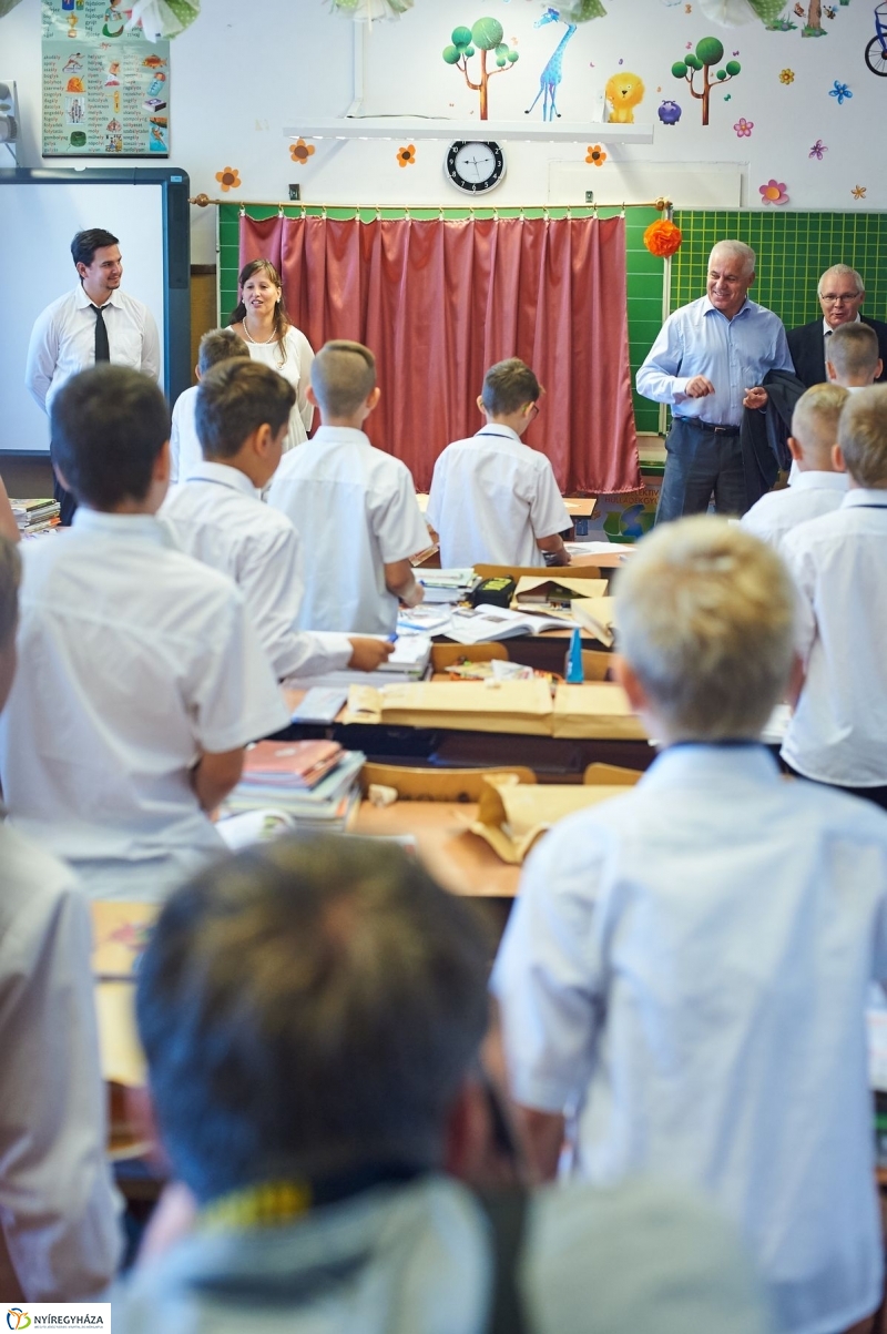 Ingyenes tanszercsomag a Petőfi suliban - fotó Szarka Lajos