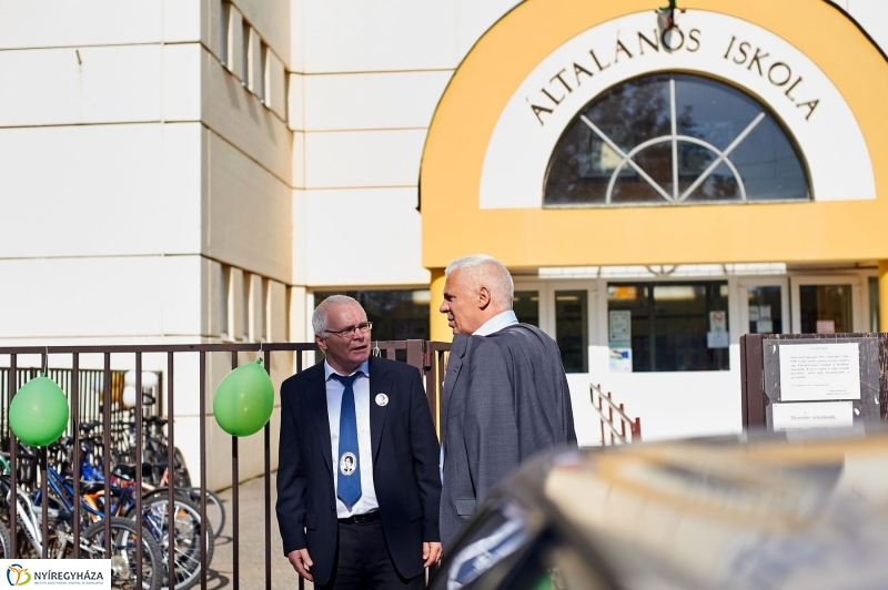 Ingyenes tanszercsomag a Petőfi suliban - fotó Szarka Lajos