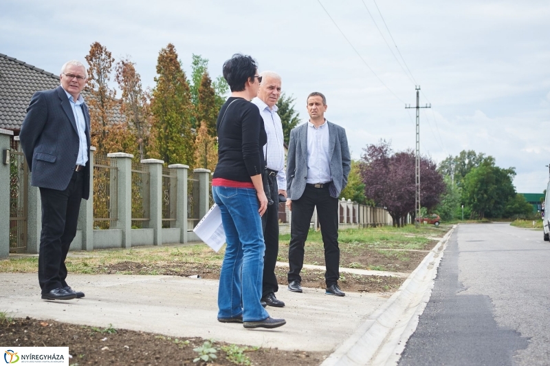 Helyszíni bejárás az Alma utcán - fotó Szarka Lajos