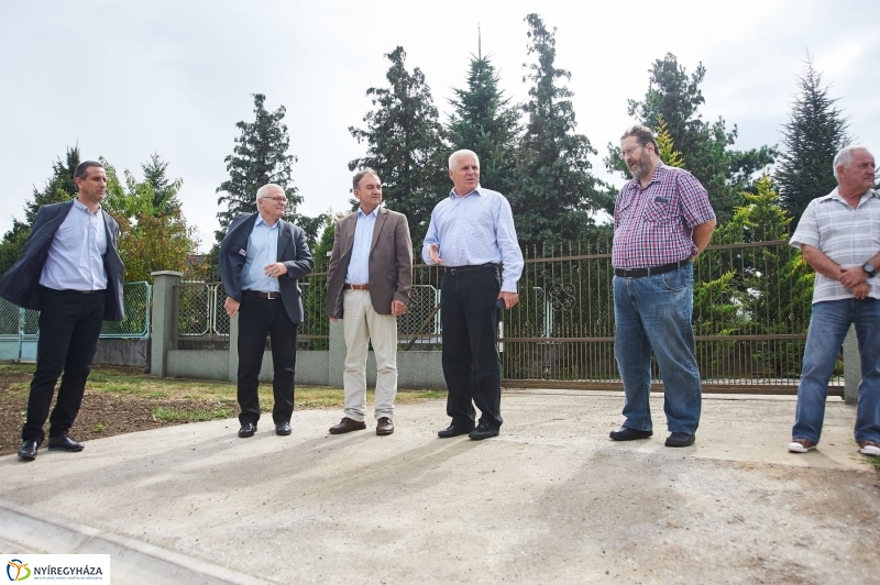 Helyszíni bejárás az Alma utcán - fotó Szarka Lajos