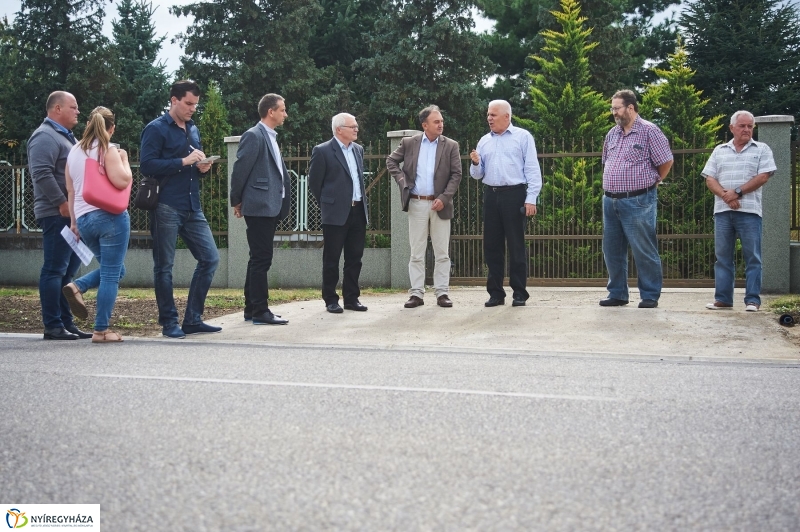 Helyszíni bejárás az Alma utcán - fotó Szarka Lajos