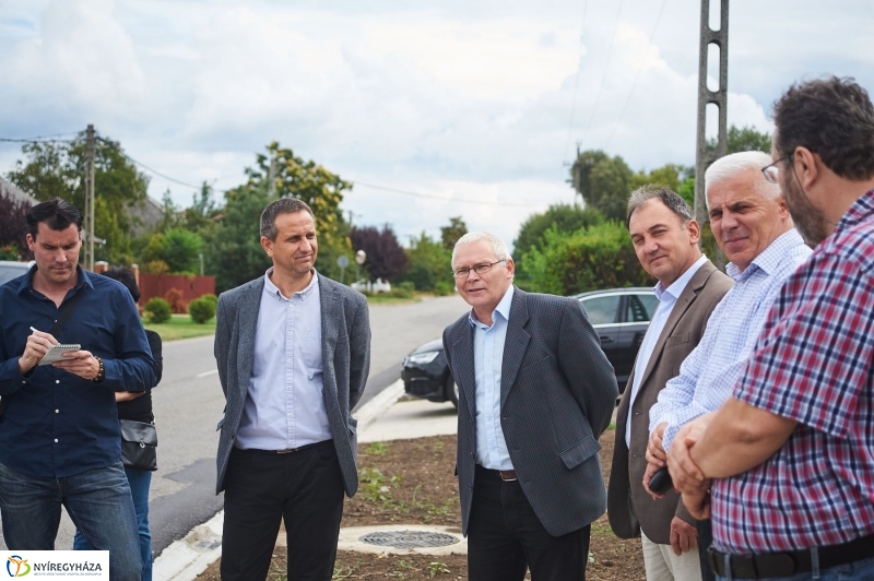 Helyszíni bejárás az Alma utcán - fotó Szarka Lajos