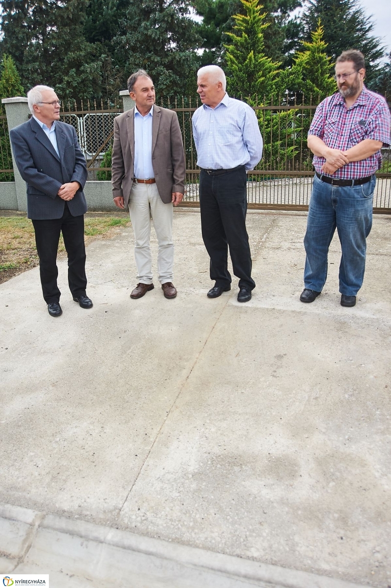 Helyszíni bejárás az Alma utcán - fotó Szarka Lajos