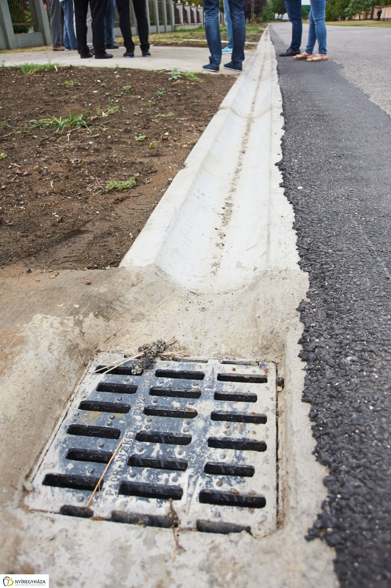 Helyszíni bejárás az Alma utcán - fotó Szarka Lajos