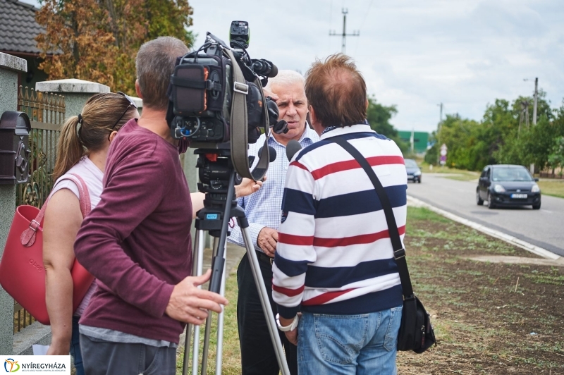 Helyszíni bejárás az Alma utcán - fotó Szarka Lajos