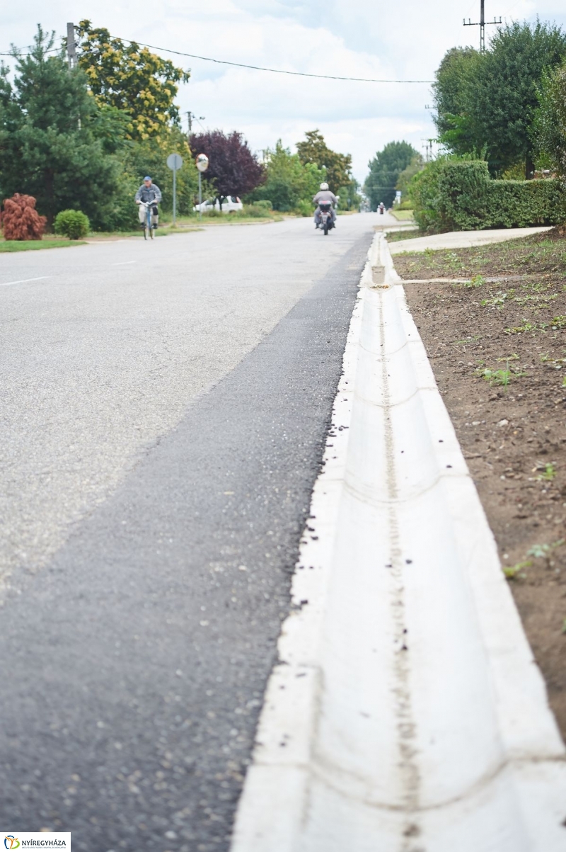 Helyszíni bejárás az Alma utcán - fotó Szarka Lajos