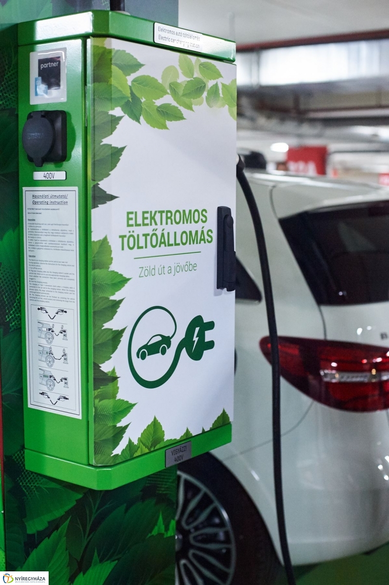 Elektromos töltőállomás Nyíregyházán - fotó Szarka Lajos