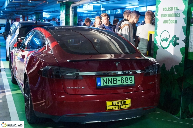 Elektromos töltőállomás Nyíregyházán - fotó Szarka Lajos