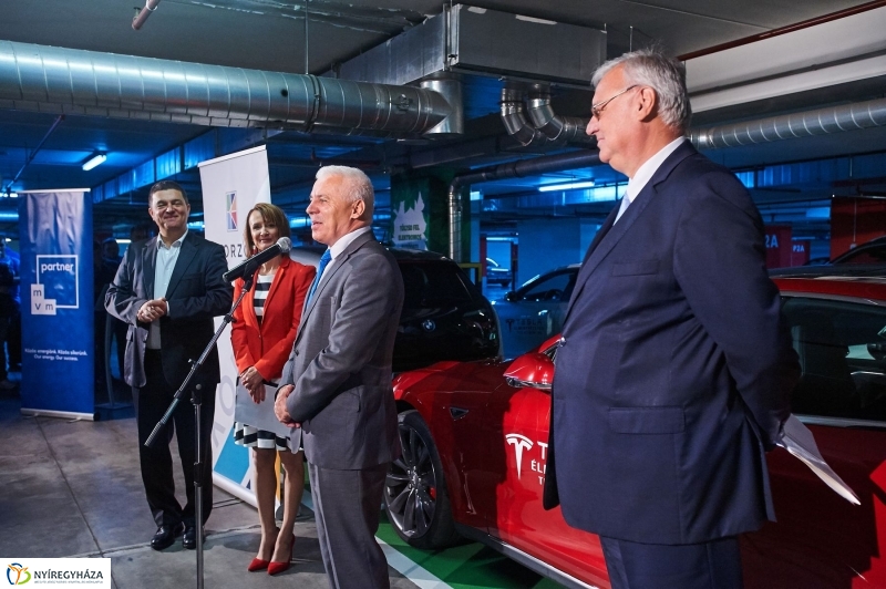 Elektromos töltőállomás Nyíregyházán - fotó Szarka Lajos