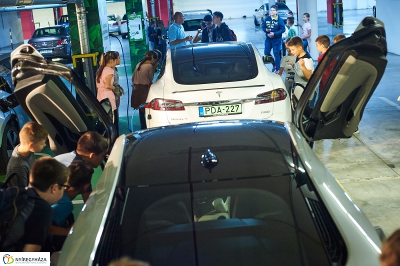 Elektromos töltőállomás Nyíregyházán - fotó Szarka Lajos