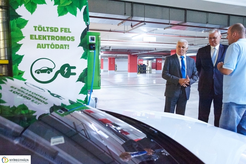 Elektromos töltőállomás Nyíregyházán - fotó Szarka Lajos