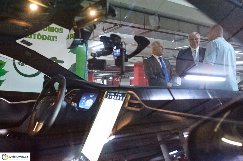 Elektromos töltőállomás Nyíregyházán - fotó Szarka Lajos