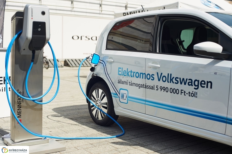 Elektromos töltőállomás Nyíregyházán - fotó Szarka Lajos
