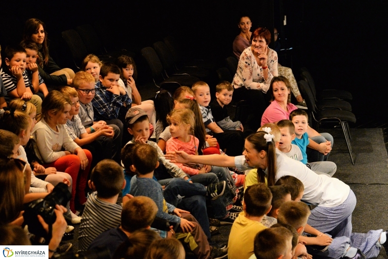 A kék pék-bemutató a MŰvész stúdióban