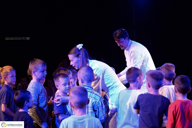 A kék pék-bemutató a MŰvész stúdióban