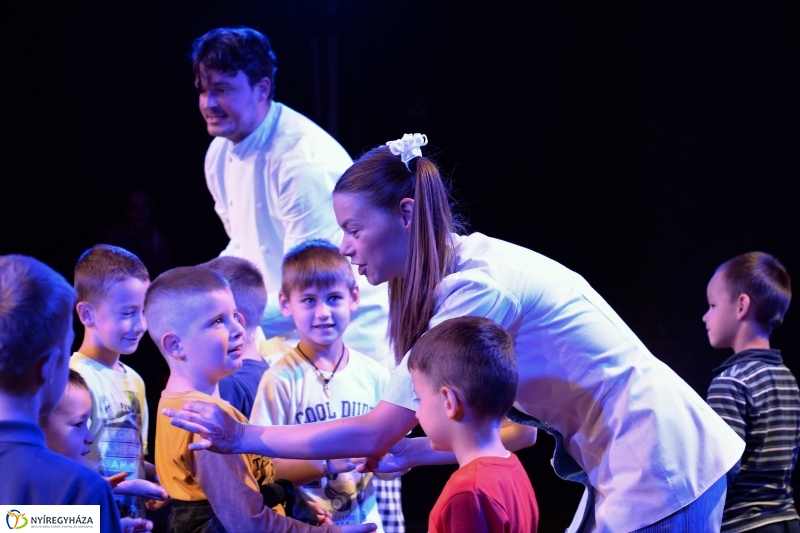 A kék pék-bemutató a MŰvész stúdióban