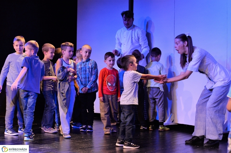 A kék pék-bemutató a MŰvész stúdióban