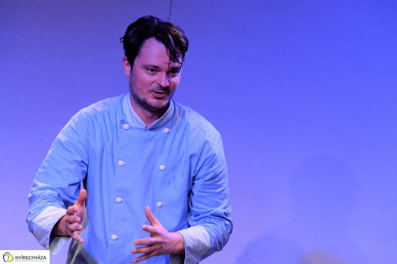 A kék pék-bemutató a MŰvész stúdióban