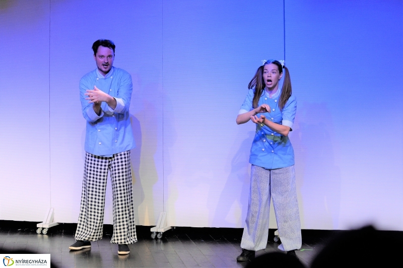 A kék pék-bemutató a MŰvész stúdióban