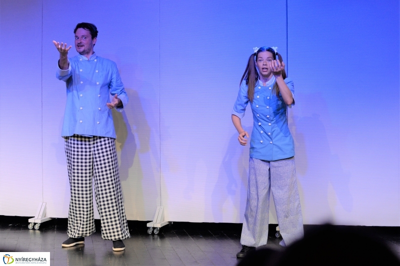 A kék pék-bemutató a MŰvész stúdióban