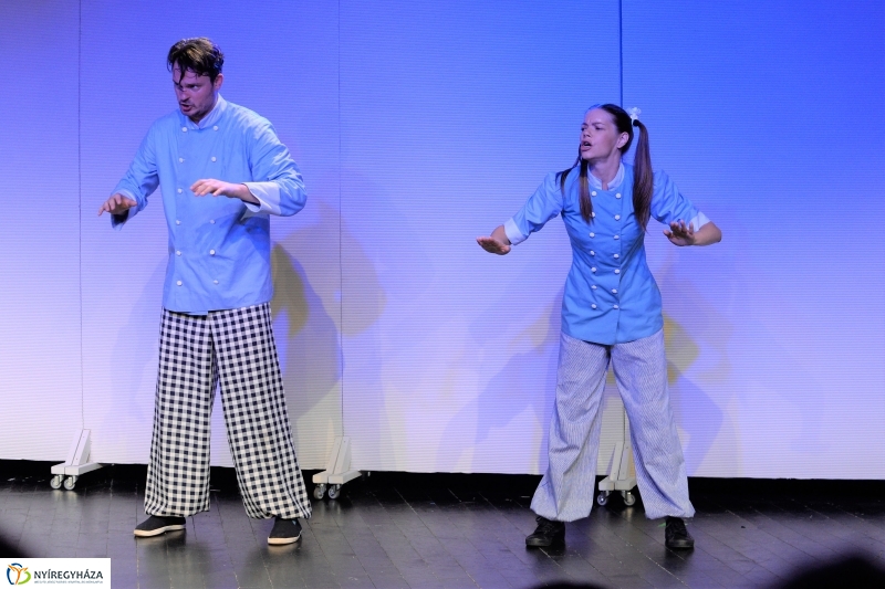 A kék pék-bemutató a MŰvész stúdióban