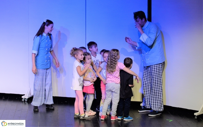 A kék pék-bemutató a MŰvész stúdióban