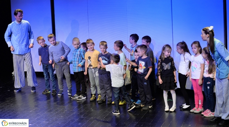 A kék pék-bemutató a MŰvész stúdióban