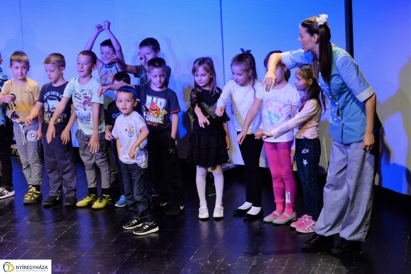 A kék pék-bemutató a MŰvész stúdióban