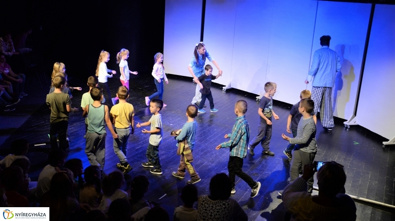 A kék pék-bemutató a MŰvész stúdióban