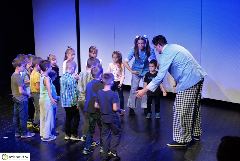 A kék pék-bemutató a MŰvész stúdióban